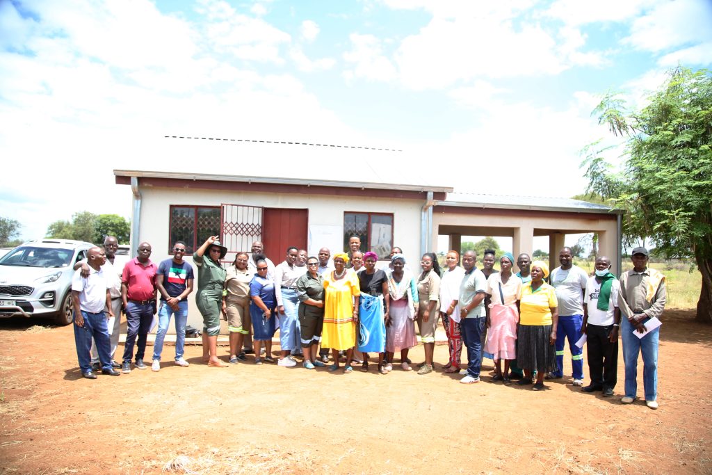 Managed mainly by women, the Gumbu community seedbank provides a platform for farmers to save and exchange seeds within their communities and surrounding villages through, amongst others, traditional seed fairs.